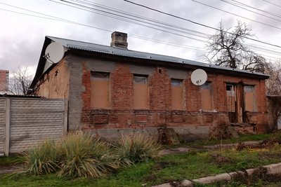Будинок в Іванівці з забитими вікнами через пошкодження ударами РФ Будинок в Іванівці з забитими вікнами через пошкодження ударами РФ