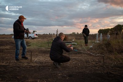 Саша з дядьком обгородили шматок землі для поховання батьків та бабусі
