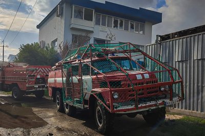 Автівки рятувальників на місці влучання російської авіабомби в Ізюмі Автівки рятувальників на місці влучання російської авіабомби в Ізюмі