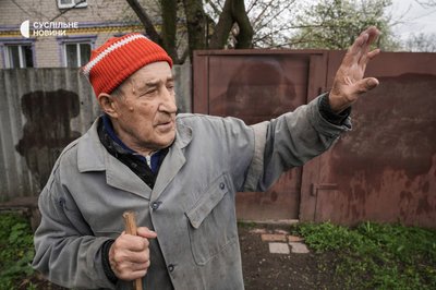 Олексій Степанович біля воріт свого будинку у Підвисокому, Харківщина, квітень 2023 року.