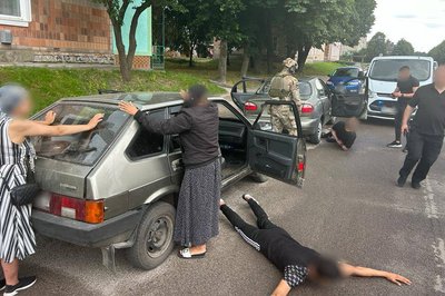 Допомагали ухилянтам стати "багатодітними батьками": затримали двох волинян Допомагали ухилянтам стати "багатодітними батьками": затримали двох волинян