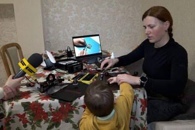 "Я роблю дрони, бо хочу додому" — переселенка Ірина з Запорізької області "Я роблю дрони, бо хочу додому" — переселенка Ірина з Запорізької області