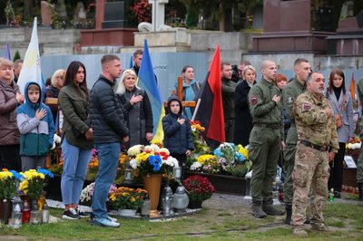 Учасники заходу запалили лампадки та помолилися Учасники заходу запалили лампадки та помолилися