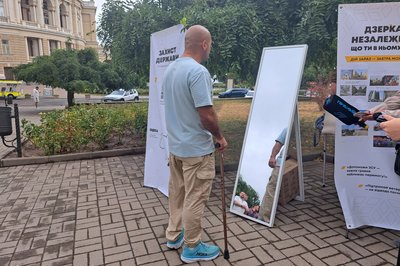 В Одесі біля оперного театру відкрили інсталяцію "Дзеркало Незалежності"