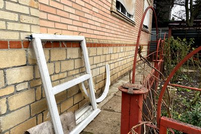 Вибита шибка в будинку на Донеччині після обстрілу, листопад 2023 рік Вибита шибка в будинку на Донеччині після обстрілу, листопад 2023 рік