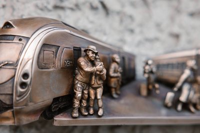 "Повернення додому": у Києві відкрили бронзову скульптурку в межах проєкту "Шукай!" "Повернення додому": у Києві відкрили бронзову скульптурку в межах проєкту "Шукай!"