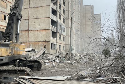 Подрібнені плити панельного будинку під час демонтажу в Харкові, грудень 2025 року Подрібнені плити панельного будинку під час демонтажу в Харкові, грудень 2025 року