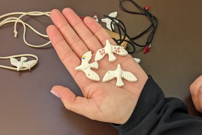Житомирянка виготовляє підвіски, гроші з продажу яких донатить на ЗСУ Житомирянка виготовляє підвіски, гроші з продажу яких донатить на ЗСУ