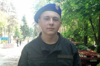 Євген Малишев після підписання контракту Євген Малишев після підписання контракту