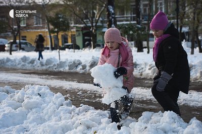 Діти ліплять сніговика в Одесі Діти ліплять сніговика в Одесі