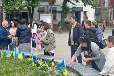 Участь в акції "Прапорець пам'яті і шани герою" взяли родини, побратими та друзі загиблих військових Участь в акції "Прапорець пам'яті і шани герою" взяли родини, побратими та друзі загиблих військових