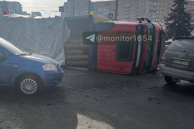 Вантажівка, яка перекинулася на проспекті Аерокосмічному, 2 березня 2026 року Вантажівка, яка перекинулася на проспекті Аерокосмічному, 2 березня 2026 року
