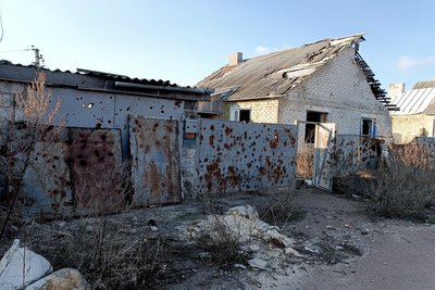 Зруйнований обстрілом будинок у селі Долина, Донеччина Зруйнований обстрілом будинок у селі Долина, Донеччина
