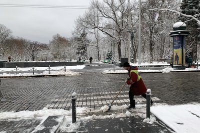 Комунальник чистить сніг у центрі Харкова Комунальник чистить сніг у центрі Харкова