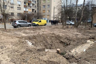 У Вишневому почали встановлювати нові вікна замість вибитих ракетною атакою росіян У Вишневому почали встановлювати нові вікна замість вибитих ракетною атакою росіян