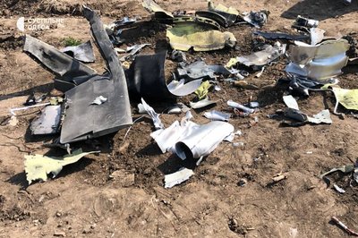 Уламки після нічної атаки у дворі одного з житлових комплексів Уламки після нічної атаки у дворі одного з житлових комплексів