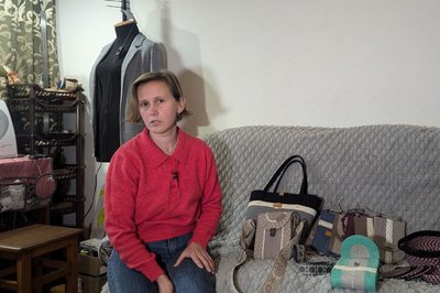 "Вони зайшли до мене в двір з гранатою": розповідь переселенки Юлії Сергієвої, яка двічі тікала від війни "Вони зайшли до мене в двір з гранатою": розповідь переселенки Юлії Сергієвої, яка двічі тікала від війни