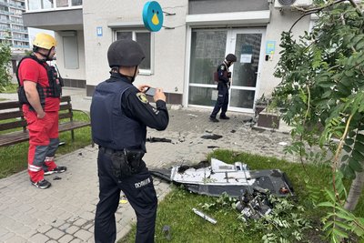 Працівники екстрених служб біля уламка "Шахеда" у Немишлянському районі Харкова, 4 червня 2026 року Працівники екстрених служб біля уламка "Шахеда" у Немишлянському районі Харкова, 4 червня 2026 року