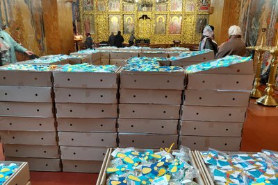 Великдень на фронт — у Житомирі освятили паски для українських воїнів