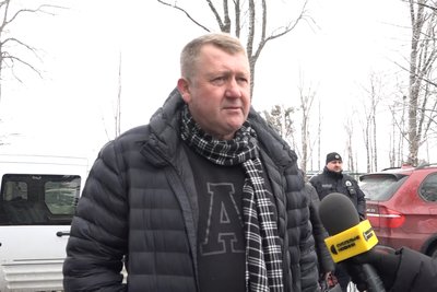 На Житомирщині під час мітингу гендиректора лікарні кинули у сміттєвий бак На Житомирщині під час мітингу гендиректора лікарні кинули у сміттєвий бак