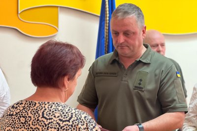 У Житомирі рідним загиблих у боях за Україну воїнів передали державні нагороди