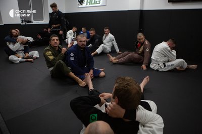 Тренування з джиу-джитсу у клубі реабілітації ветеранів у Києві Тренування з джиу-джитсу у клубі реабілітації ветеранів у Києві