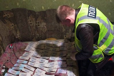 Телефонне шахрайство: на Житомирщині судитимуть 4 чоловіків, які ошукали щонайменше 17 людей на мільйон гривень Телефонне шахрайство: на Житомирщині судитимуть 4 чоловіків, які ошукали щонайменше 17 людей на мільйон гривень