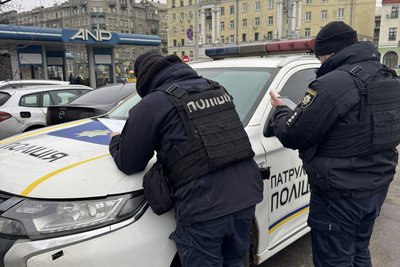 Патрульні приймають заяву на водія за напад на ветерана під час хвилини мовчання в Харкові, 19 грудня 2025 року Патрульні приймають заяву на водія за напад на ветерана під час хвилини мовчання в Харкові, 19 грудня 2025 року