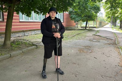 Падав на вулицях міста: ветеран на протезі перевірив безбар'єрність Житомира Падав на вулицях міста: ветеран на протезі перевірив безбар'єрність Житомира
