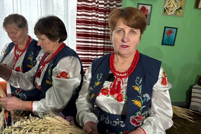 "Символ Рідзва" — у громаді на Житомирщині ліцеїстів навчали плести солом'яні дідухи "Символ Рідзва" — у громаді на Житомирщині ліцеїстів навчали плести солом'яні дідухи