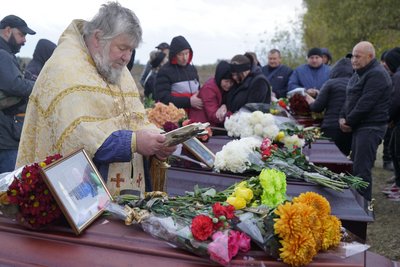 "Одразу перейшли на бік окупантів". Що розповідають жителі про ймовірних навідників російської ракети на кафе в Грозі "Одразу перейшли на бік окупантів". Що розповідають жителі про ймовірних навідників російської ракети на кафе в Грозі