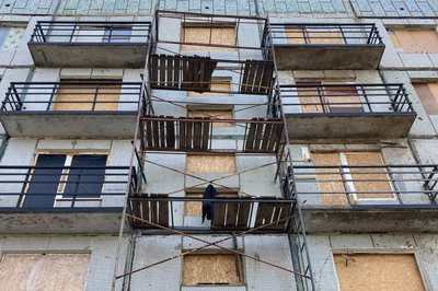У Чугуєві відновлюють пошкоджені російськими обстрілами будинки У Чугуєві відновлюють пошкоджені російськими обстрілами будинки