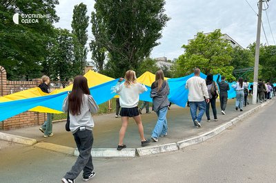 "Це наш громадянський обов'язок": у місті на Одещині розгорнули стометровий стяг та вшанували загиблих захисників "Це наш громадянський обов'язок": у місті на Одещині розгорнули стометровий стяг та вшанували загиблих захисників