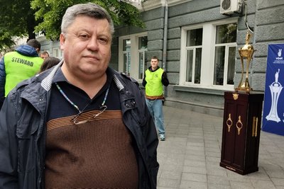 У Житомир привезли Кубок України з футболу — трофей встановили в центрі міста У Житомир привезли Кубок України з футболу — трофей встановили в центрі міста