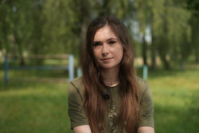 Шукає цілі та коригує артилерію: історія 25-річної операторки безпілотників із Сум Шукає цілі та коригує артилерію: історія 25-річної операторки безпілотників із Сум