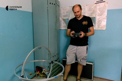 Збирають та тестують дрони для військових: як працюють "Бджоли Бессарабії" на Одещині Збирають та тестують дрони для військових: як працюють "Бджоли Бессарабії" на Одещині