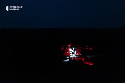 військові витягають з вантажівки "Вампір" і ставлять його на піддон військові витягають з вантажівки "Вампір" і ставлять його на піддон