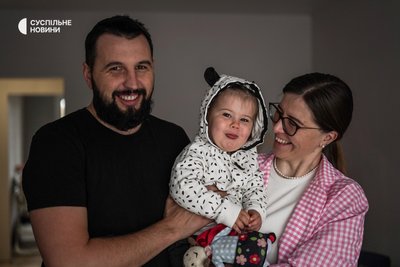 Ігор Безкаравайний зі своєю партнеркою Оленою та донькою Емілією, Київ, жовтень 2022 року. Ігор втратив частину ноги через вибух міни на Донеччині у 2015-му Ігор Безкаравайний зі своєю партнеркою Оленою та донькою Емілією, Київ, жовтень 2022 року. Ігор втратив частину ноги через вибух міни на Донеччині у 2015-му