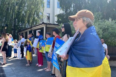 "Чому всі діти з татом, а я третій рік сам?"— у Житомирі відбулася акція-пікет щодо термінів служби військових "Чому всі діти з татом, а я третій рік сам?"— у Житомирі відбулася акція-пікет щодо термінів служби військових