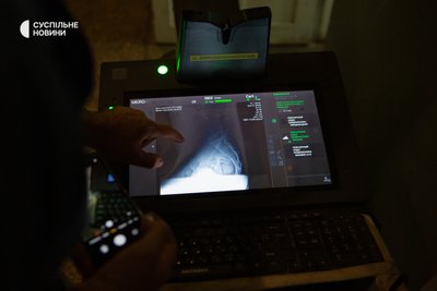 Лікар розглядає знімки поранених бійців у стабпункті Лікар розглядає знімки поранених бійців у стабпункті