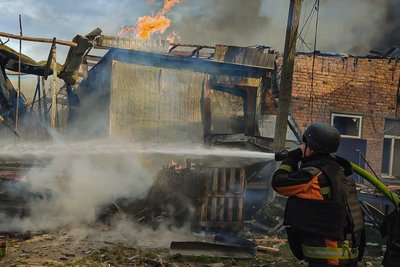 Рятувальник гасить пожежу Рятувальник гасить пожежу