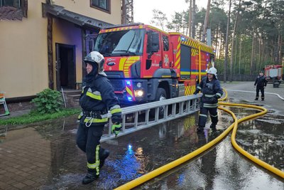 На Житомирщині на міжнародній автотрасі Київ — Чоп горів придорожний ресторан: пожежу гасили майже три години На Житомирщині на міжнародній автотрасі Київ — Чоп горів придорожний ресторан: пожежу гасили майже три години