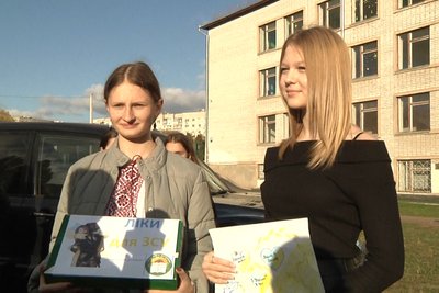 У Житомирі учні ліцею №24 передали автомобіль на фронт своєму вчителю історії У Житомирі учні ліцею №24 передали автомобіль на фронт своєму вчителю історії