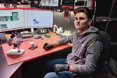 В центрі з ремонту техніки у Луцьку лагодять прилади для військових В центрі з ремонту техніки у Луцьку лагодять прилади для військових