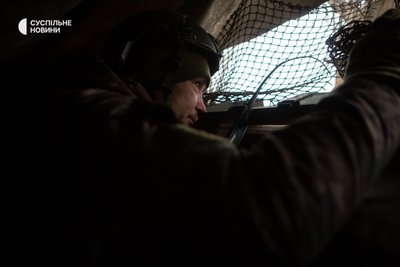 Боєць дивиться зі спостережного пункту Боєць дивиться зі спостережного пункту