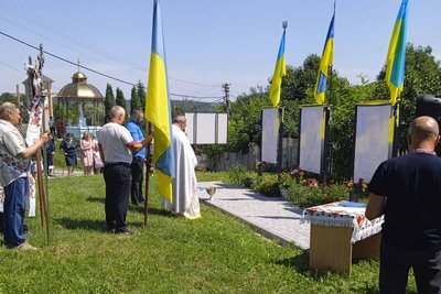 Алея слави, прапори, панахида Алея слави, прапори, панахида