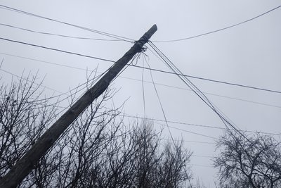 Обірвані дроти та повалені стовпи на вулиці Житомира — ремонтні бригади не приїжджають більше місяця Обірвані дроти та повалені стовпи на вулиці Житомира — ремонтні бригади не приїжджають більше місяця