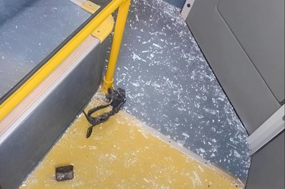 Внаслідок обстрілу у Миколаєві пошкоджений тролейбус Внаслідок обстрілу у Миколаєві пошкоджений тролейбус