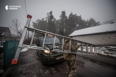 На номерному знаку у Савченка — позивний "Падре". Його він отримав ще під час волонтерської служби на початку війни у 2014-му, коли приїжджав до різних військових підрозділів. Каже, так його назвали бійці 36-ї бригади морської піхоти. На номерному знаку у Савченка — позивний "Падре". Його він отримав ще під час волонтерської служби на початку війни у 2014-му, коли приїжджав до різних військових підрозділів. Каже, так його назвали бійці 36-ї бригади морської піхоти.