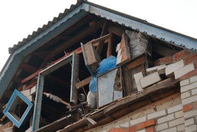 “Поки стіни стоять, є надія повернутись”: як жителі Краснопілля рятують майно під загрозою обстрілів “Поки стіни стоять, є надія повернутись”: як жителі Краснопілля рятують майно під загрозою обстрілів